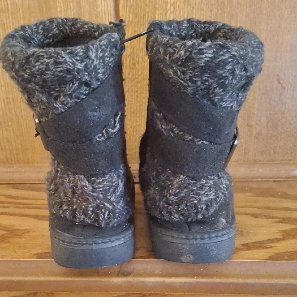 Cozy Black and Gray Fur-Lined Boots